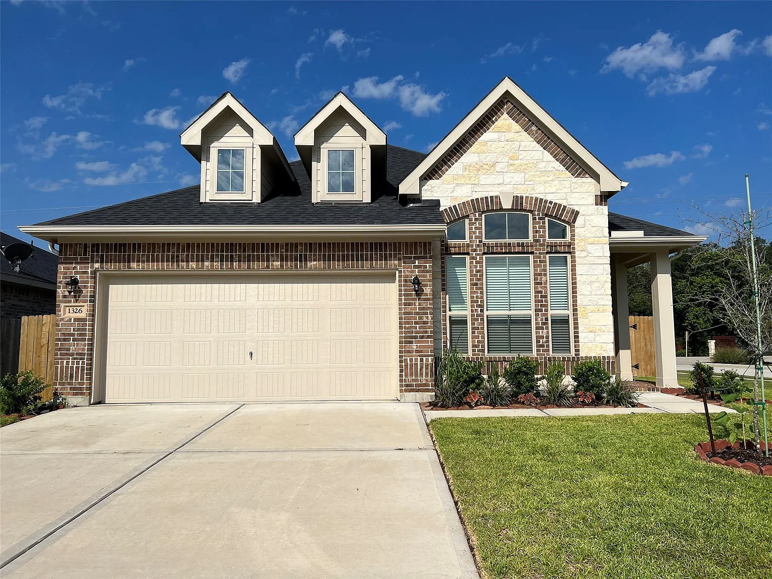 3 bed, 2.0 bath, 1450 sqft, $2,400 — Photo 1