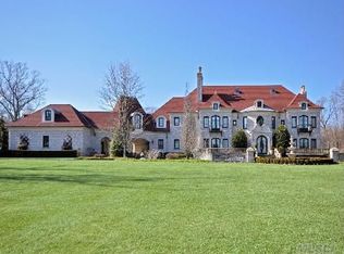 3 Polo Dr, Old Westbury, NY 11568
