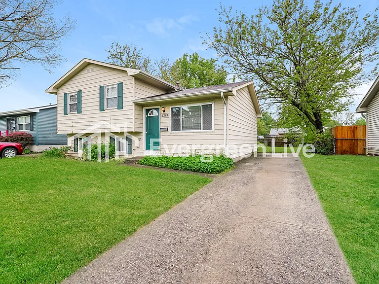 2367 Delavan Dr — Photo 2