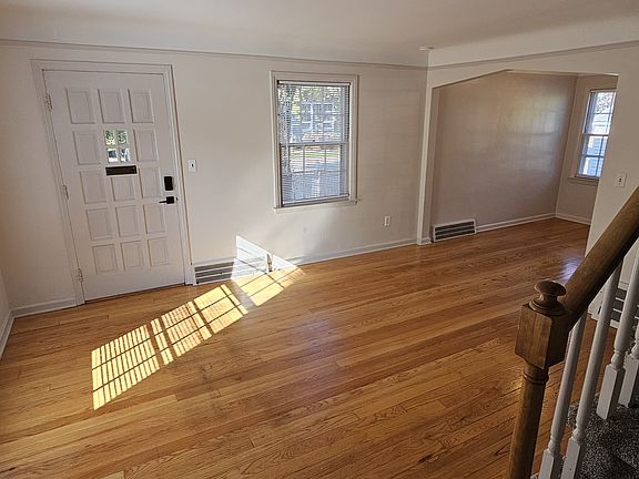 5th image of 903 E 4th St