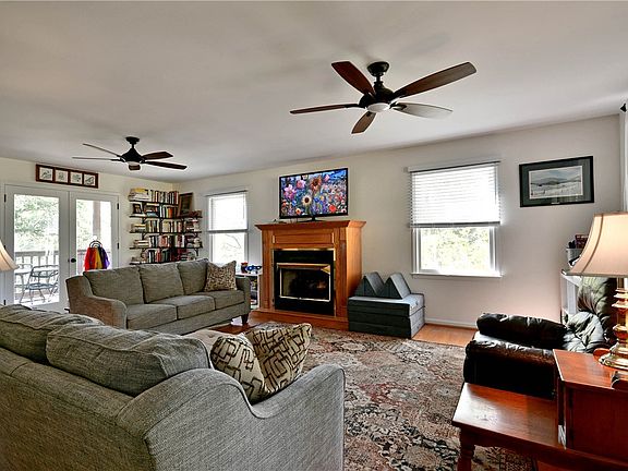 4th image of 215 Riverside Dr