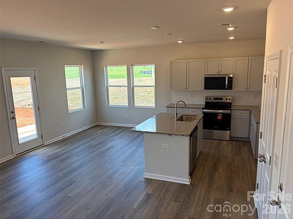 4th image of 1328 Chiefs Ln