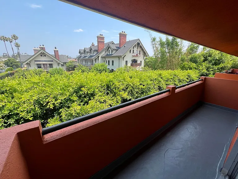 VRA27 LLC- "Villa Regency Apartments" — Photo 9