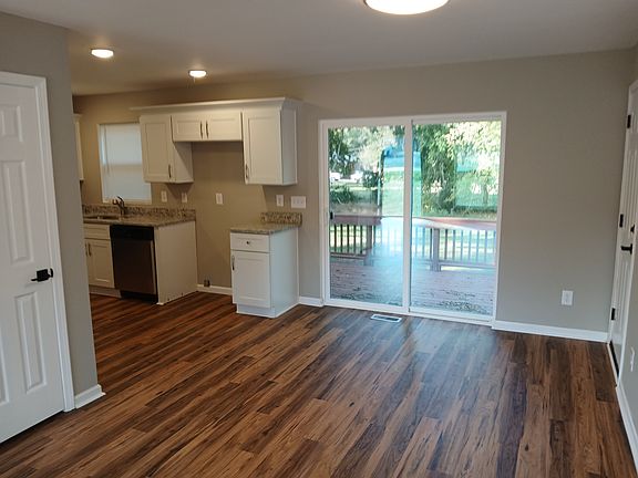 LARGE BREAKFAST AREA