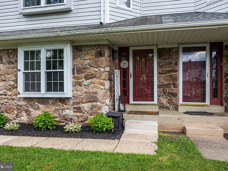 31 Pearl Dr — Photo 2
