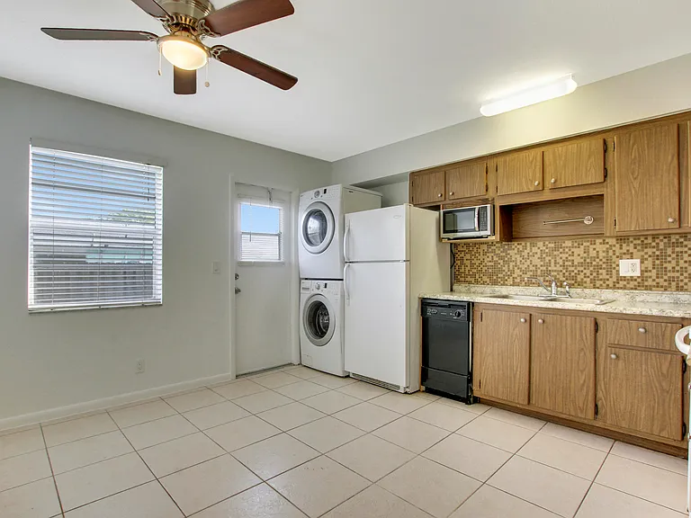1919 Doffer Ln #1933 — Photo 3