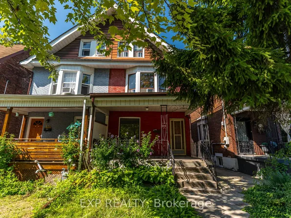 196 Beatrice St #2, Toronto, ON M6G 3G1