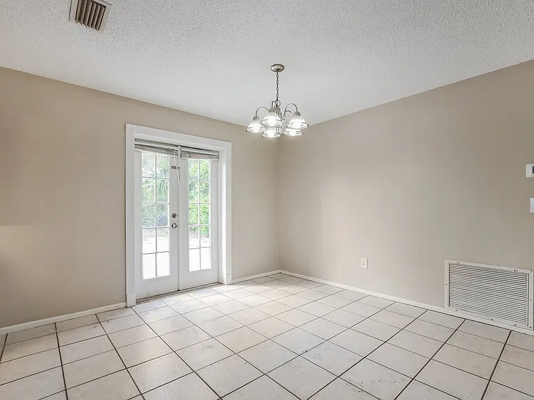 542 Salerno Dr — Photo 4