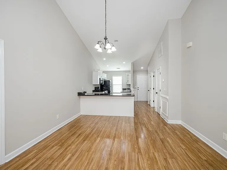 304 York Ln — Photo 12