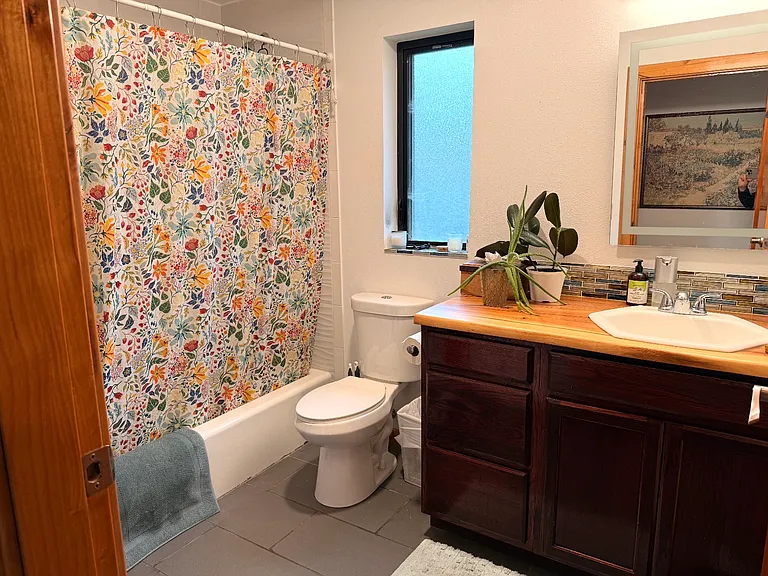 Entry bath, precious tenant photo