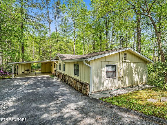 3rd image of 1062 N Ridge Pl