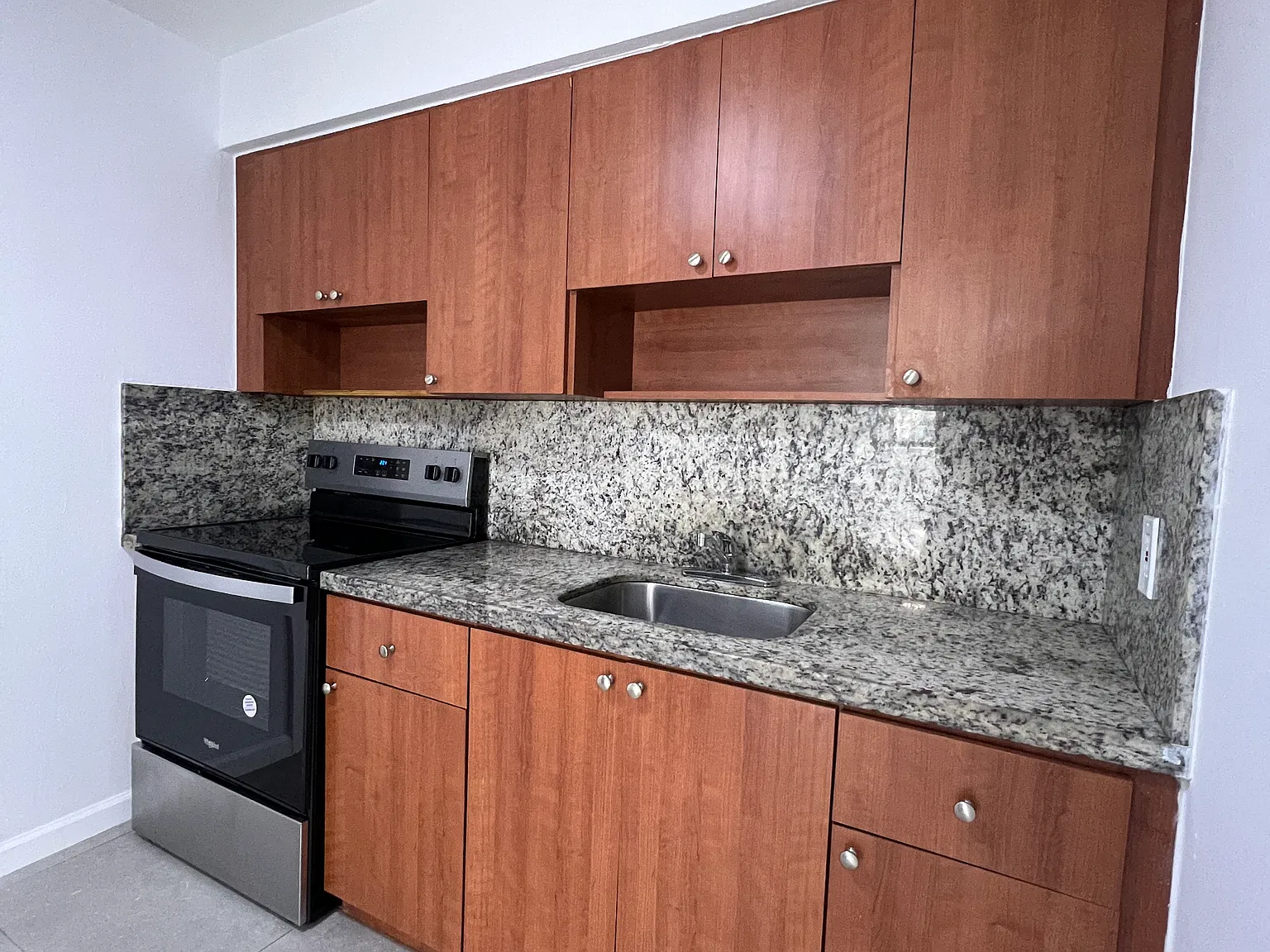2 bed, 695 sqft, $1,925 — Photo 3