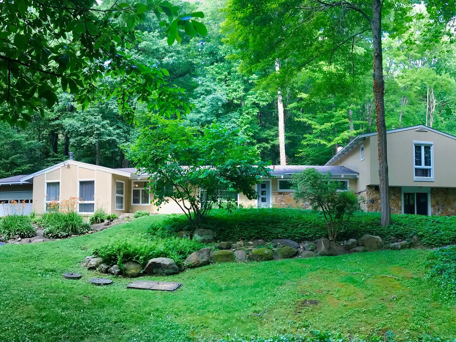 5 bed, 3.5 bath, 3500 sqft, $4,000 — Photo 1