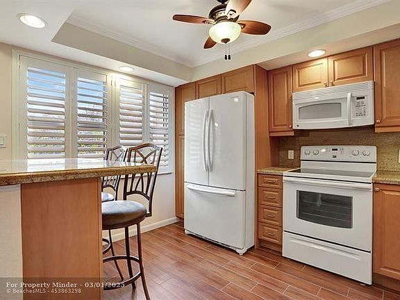 4th image of 4402 Martinique Court #B2