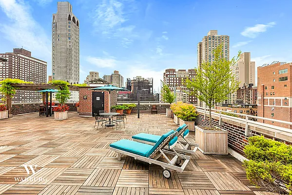 Sold by Warburg | media 9