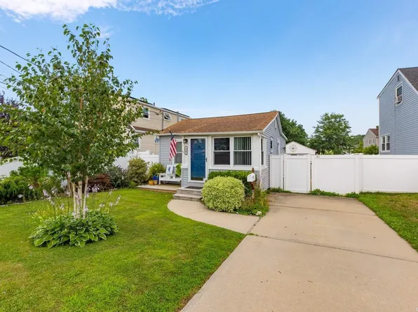 40 Hobart Street, West Babylon, NY 11704