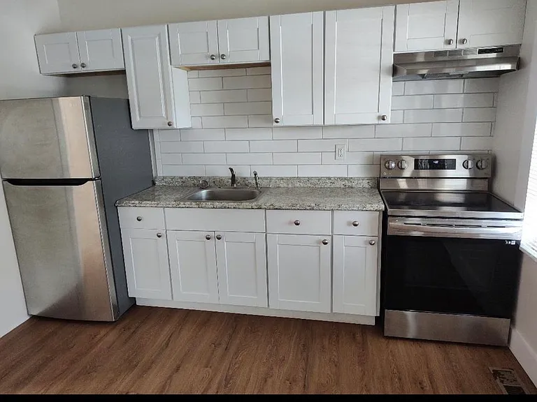 344 E 7th St — Photo 2