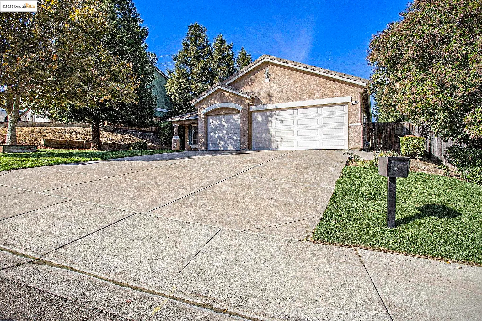 2416 Cambridge Dr photo 1