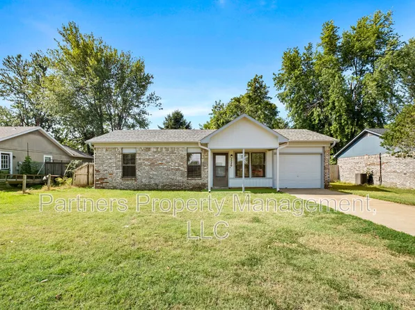 3520 W Olive St, Rogers, AR 72756