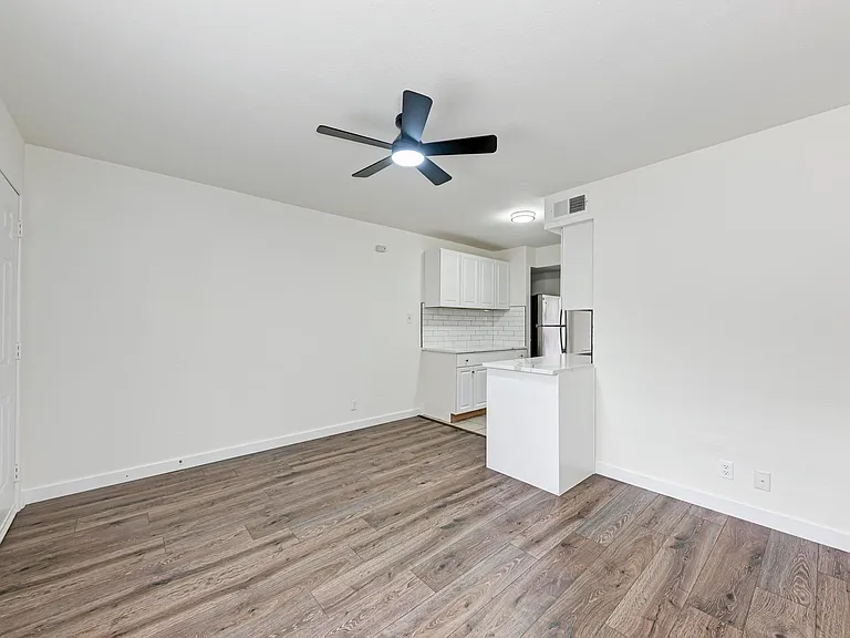 1010 W 23rd St #5 — Photo 9