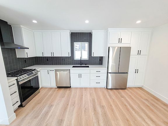 4th image of 11327 Blix St #1/4