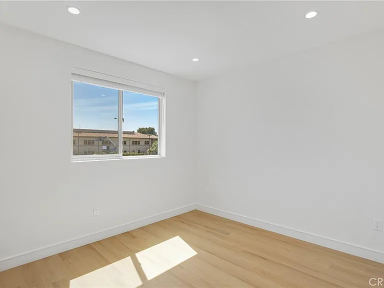 4853 Woodman Ave — Photo 22