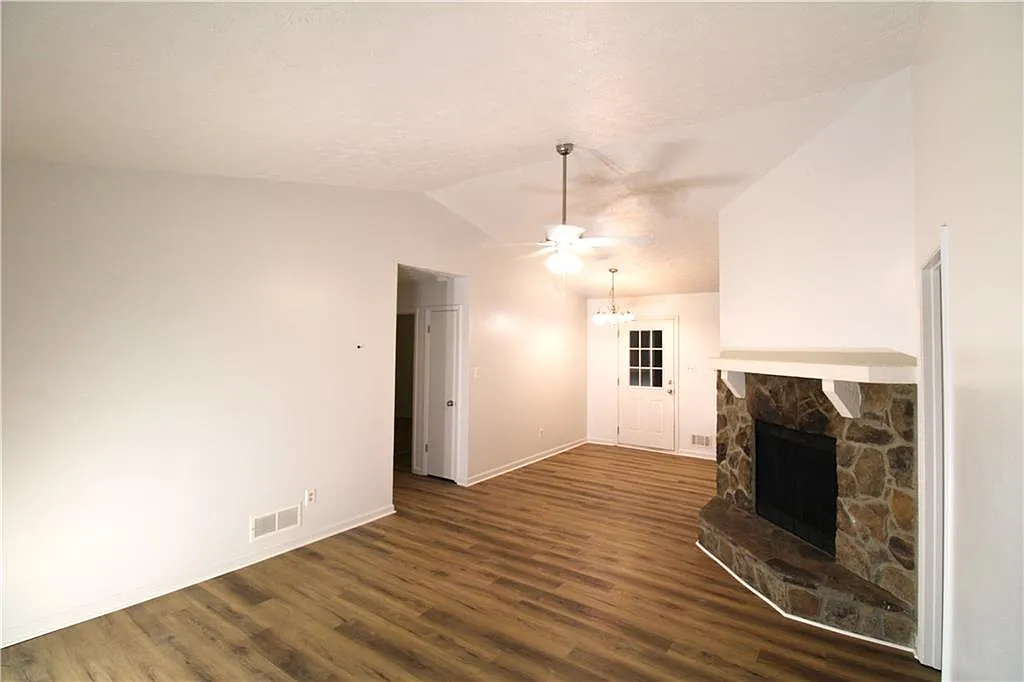 3 bed, 2.0 bath, 1291 sqft, $1,650 — Photo 3