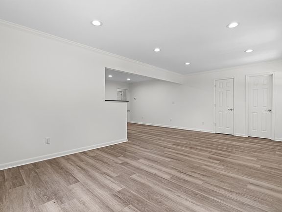 4th image of 320 Clay St