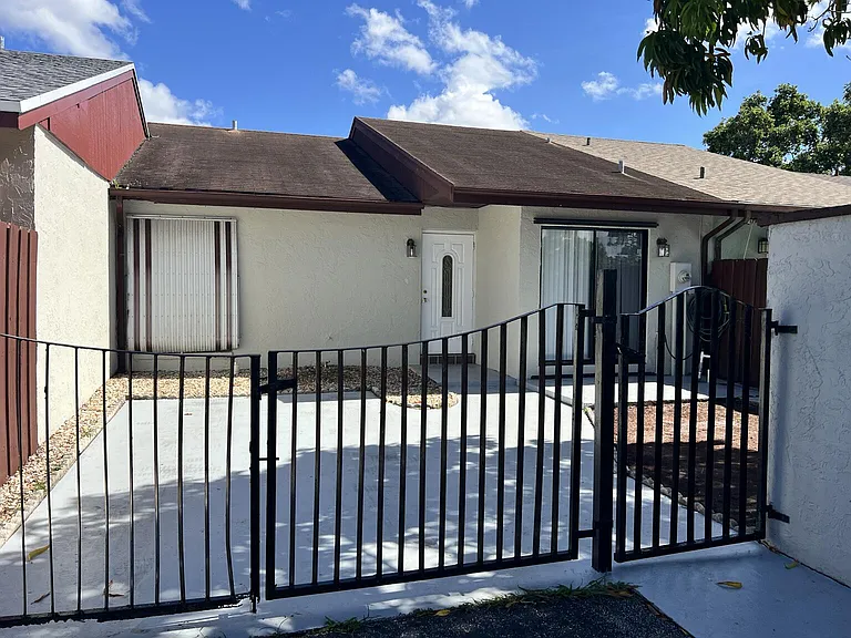 5672 Biscayne Dr — Photo 1