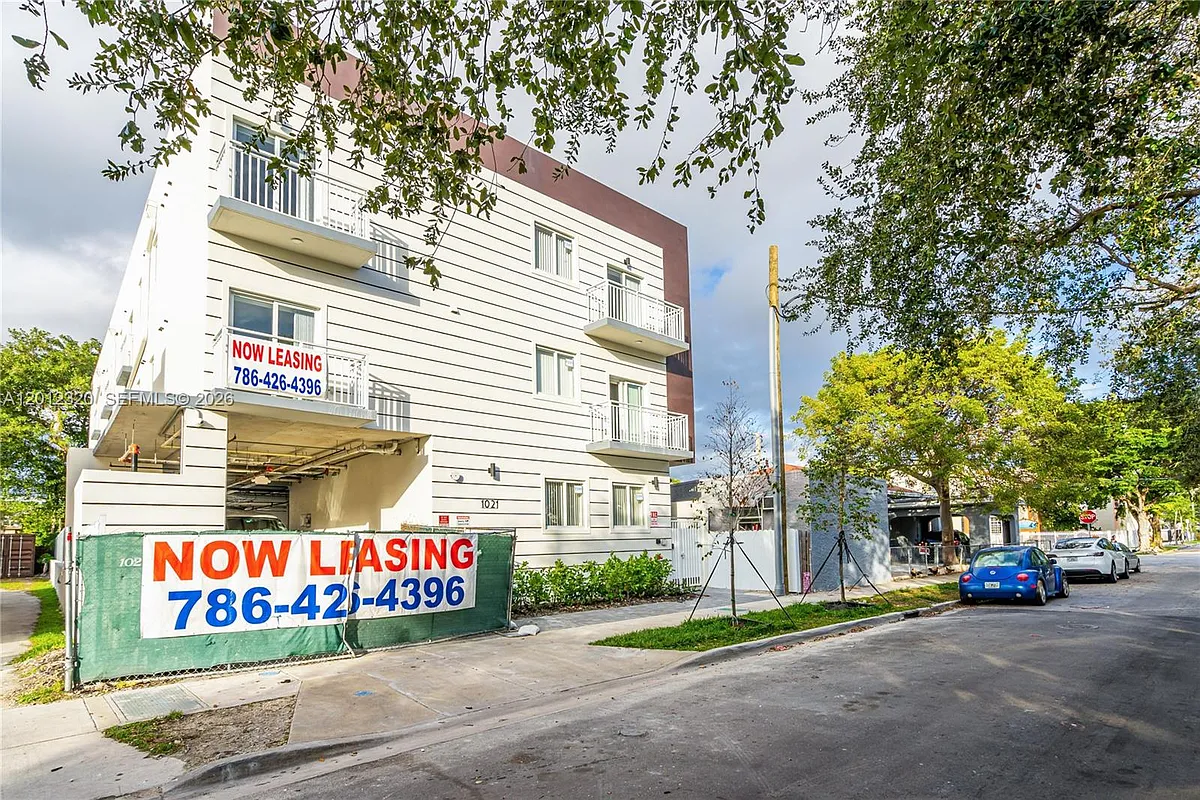Building Photo - 1021 NW 1st St #206