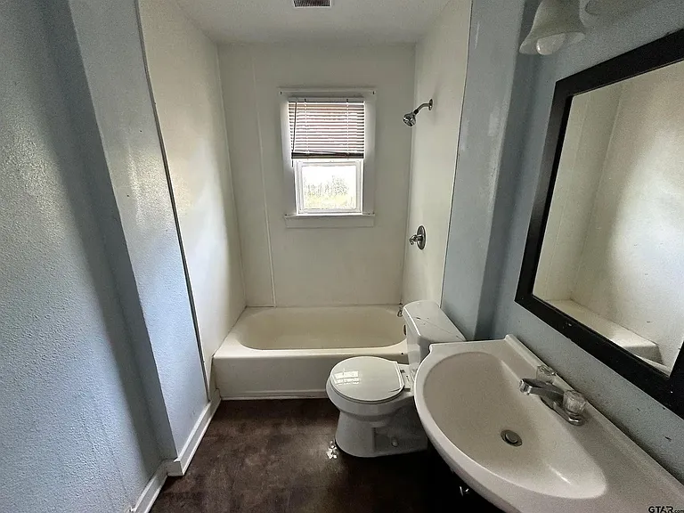 305 E Bradford St — Photo 5