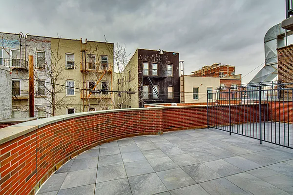 Rented by Bouklis Group | media 14