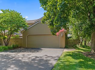 878 Oak Hill Rd, Lake Barrington, IL 60010