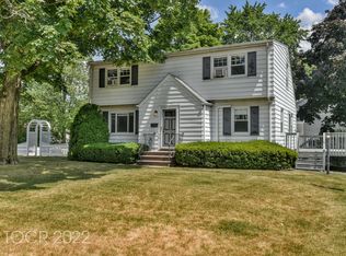 722 Gerald St, Paramus, NJ 07652