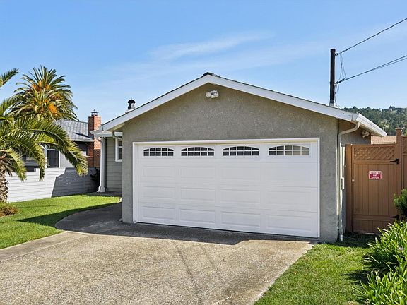3rd image of 735 Montezuma Dr