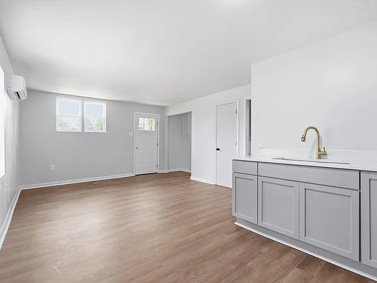 924 W Huntington Ave — Photo 2