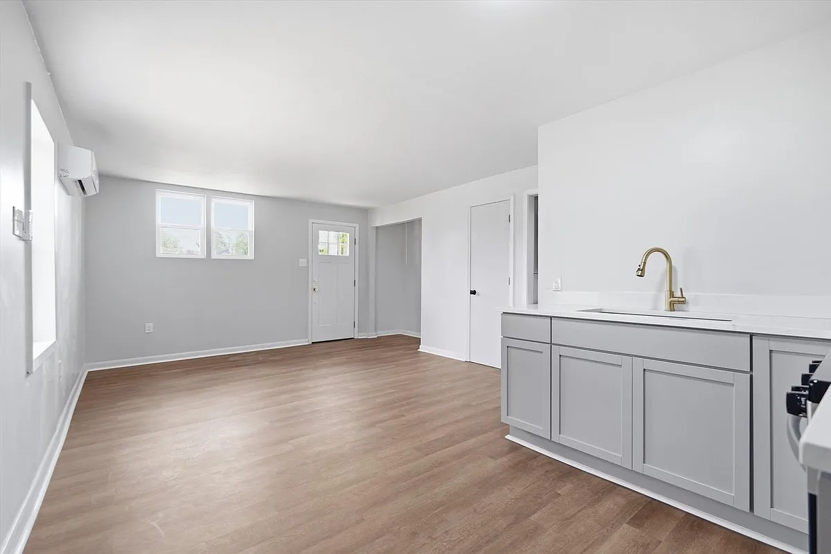 Building Photo - 924 W Huntington Ave