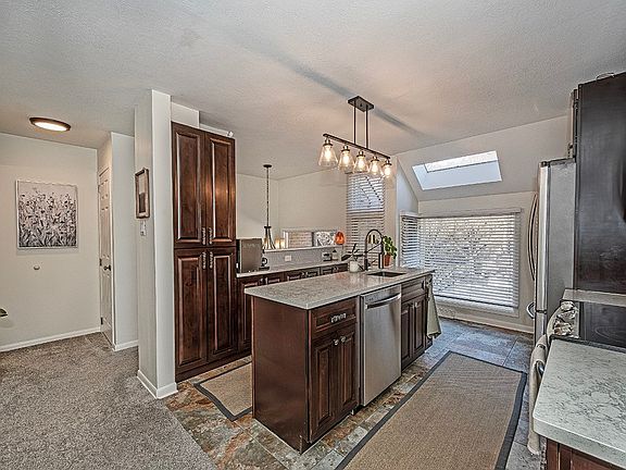 4th image of 1402 Towne Square Dr