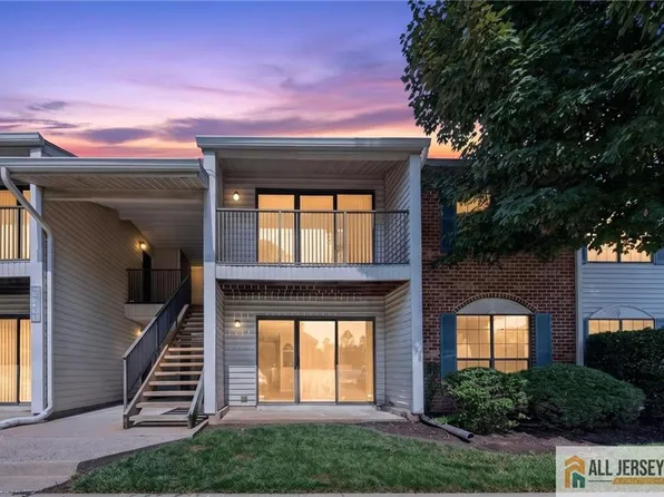 60 Taylor Dr, Franklin Park, NJ 08823