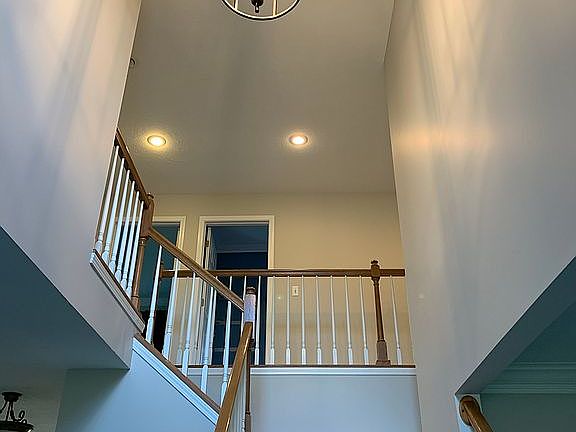 2 story foyer in entryway