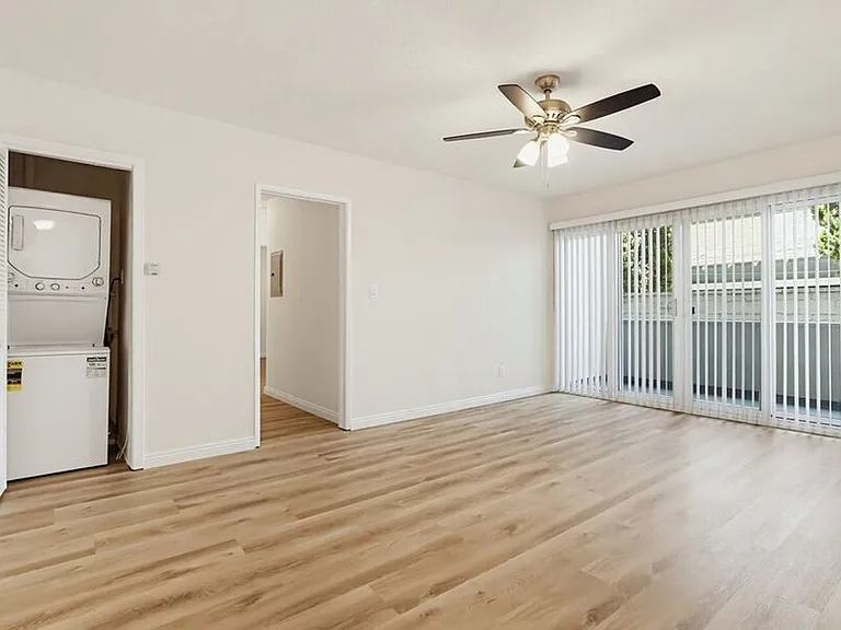 537 W Hyde Park Blvd — Photo 29