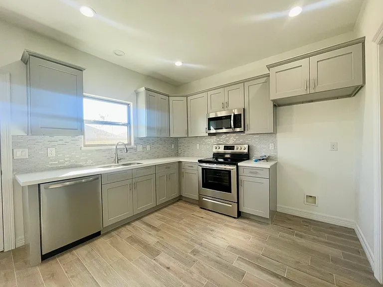 2507 Avenue G — Photo 10