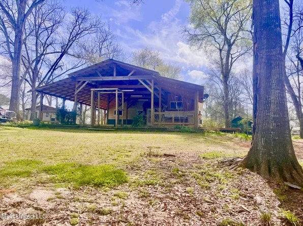 17 B St S, Bay Springs, MS 39422