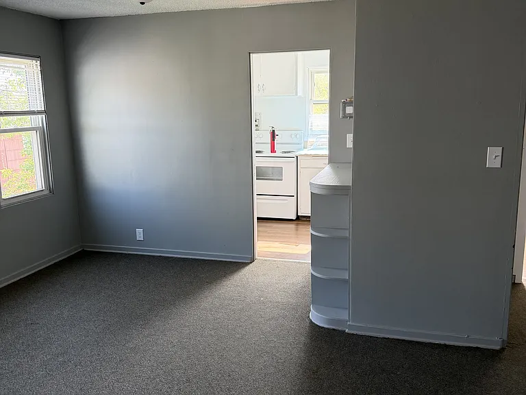 404 E 16th St #9 — Photo 3