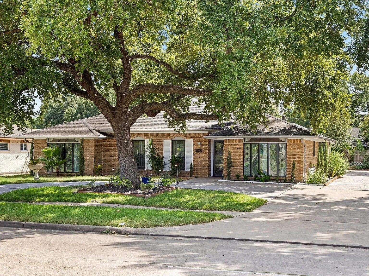 3 bed, 2.5 bath, 2024 sqft, $2,650 — Photo 2