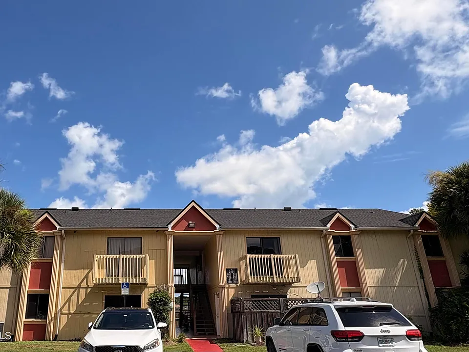 2101 Forest Knoll Dr NE #208
