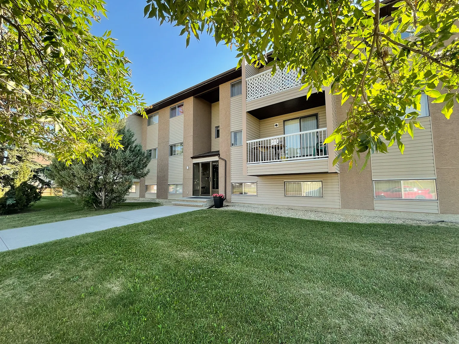 Pinecrest Apartments - Choose your rent level - Call for Details - Heat, water — Photo 1