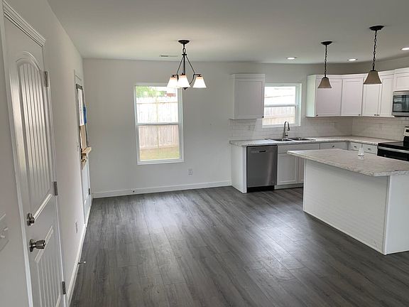 4th image of 305 S Lee St