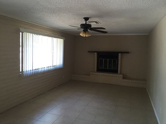 Living room w/ Fireplace