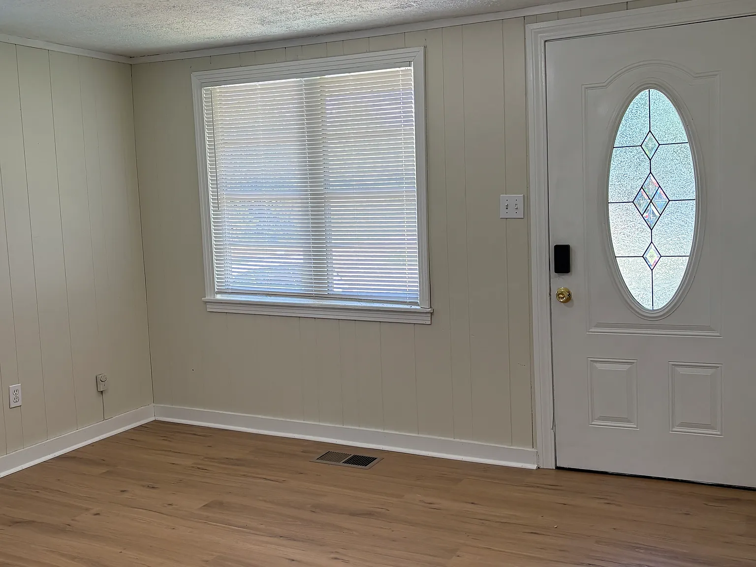 3 bed, 768 sqft, $1,200 — Photo 2